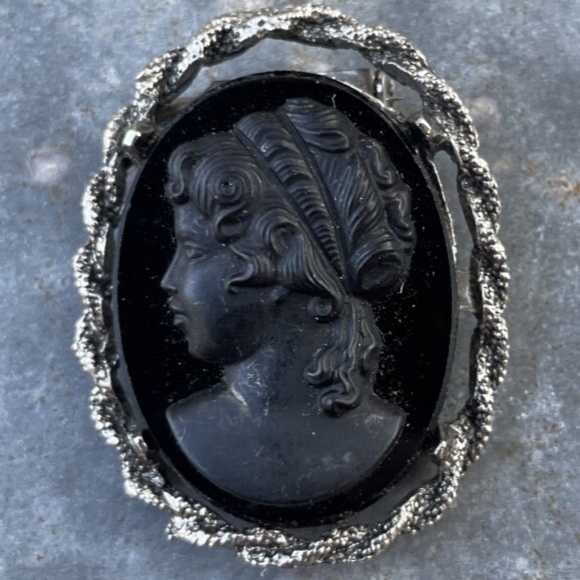 Jewelry - Vintage silver tone Black Cameo Brooch
